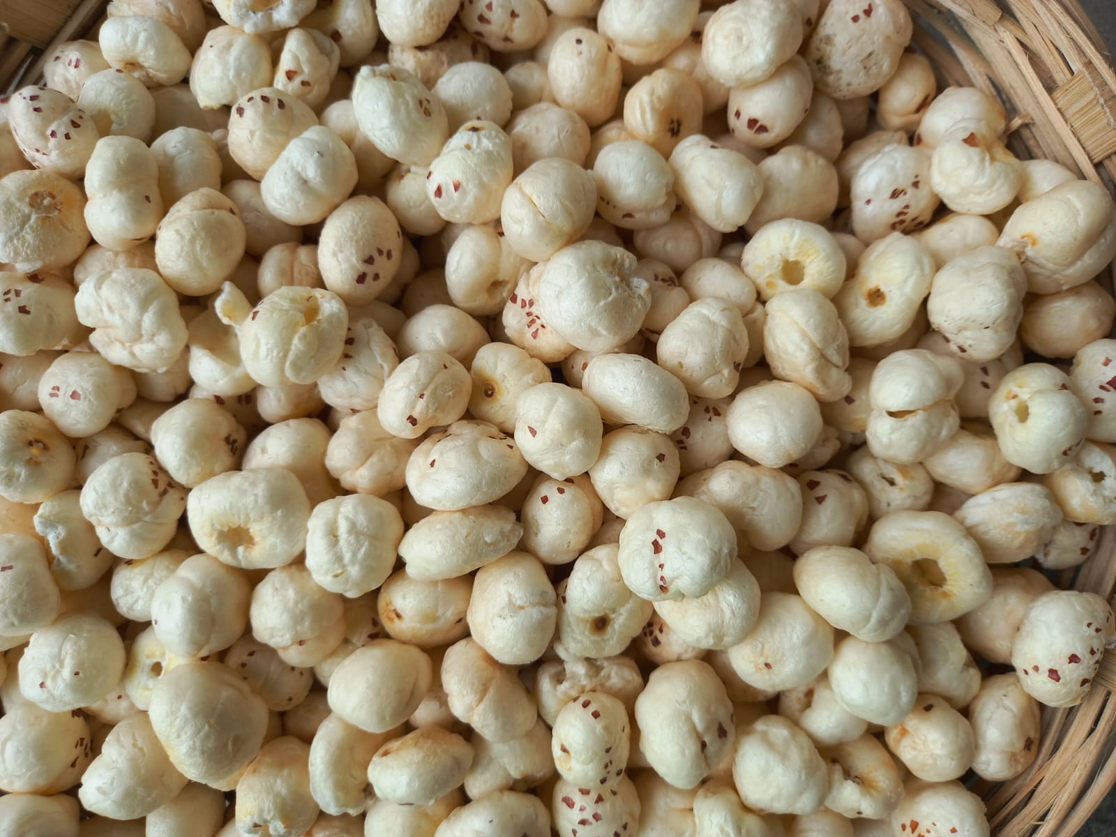 Optical color sorting machine for Makhana